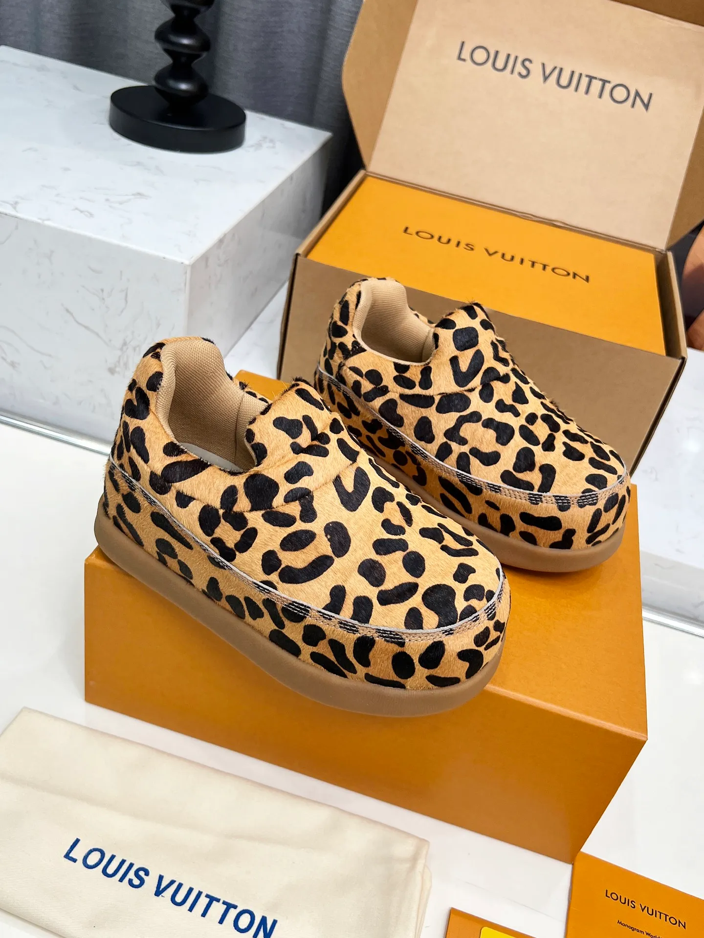 [L Family] P: 740💰 Couple model, size: women 35-41 (customized at 41 for women), 39-46 for men (customized at 45.46) The 2025 iteration of this Time Out sneaker, couple model, LV co-branded nigo, donkey brand, Louis Vuitton, ugly, cute😍Many Internet celebrities have shown off their feet, a classic and versatile item. Fabric: Imported high mercerized cow suede. Lining: high-grade elastic mesh, outsole: original molded outsole, palm print rubber outsole with hidden L letter and Monongram flower.